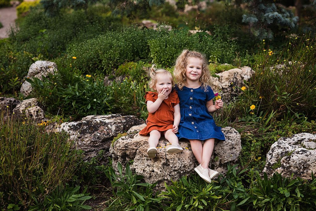 minneapolis family photography - Sisters in Flowers