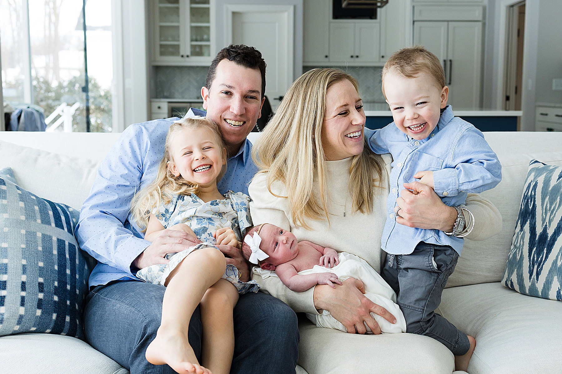 Minneapolis newborn photos with the entire family of five
