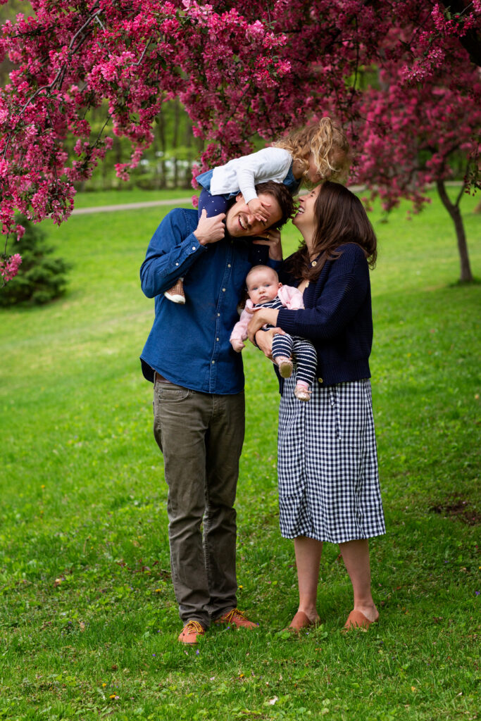 how to keep toddlers engaged during family photos